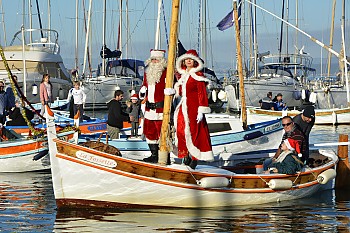 Arrivée du père Noël en pointu dimanche 15 décembre 2019 au port du Brusc. Photo Peter Bathurst - Instagram/peter_bathurst Arrivée du père Noël en pointu au Brusc. Instagram/peter_bathurst