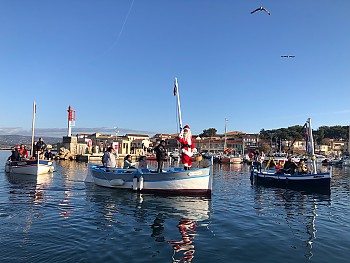 Arrivée du père Noël en Pointu au Brusc Arrivée du père Noël en Pointu au Brusc