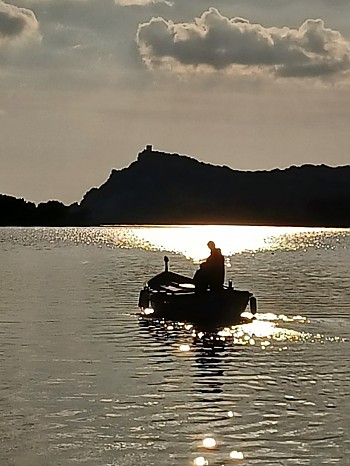 Pêcheur en pointu près de l'île des Embiez Pêcheur en pointu près de l'île des Embiez