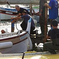 Pose de pieux en bois pour les pontons des pointus dans la lagune du Brusc