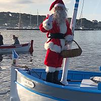 Arrivée du père Noël en Pointu au Brusc