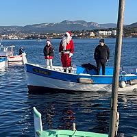 Arrivée du père Noël en Pointu au Brusc